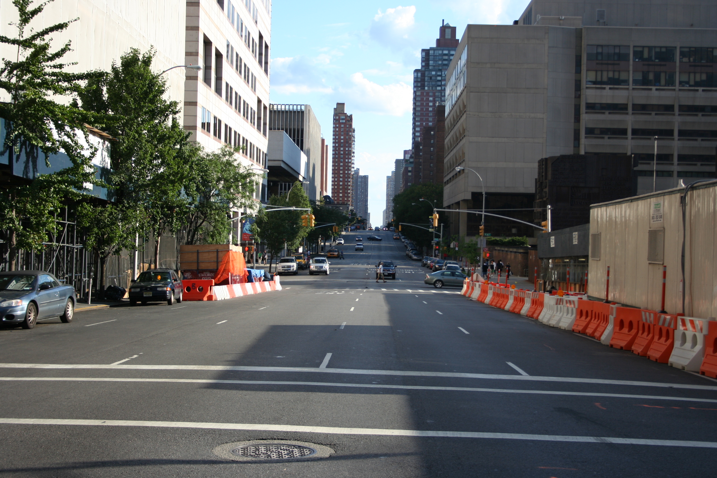 Ковид на улице. Улицы Нью-Йорка вид сбоку. Дорога в Нью Йорке сбоку. Улица Нью-Йорка сбоку днём. Улица вид сбоку.